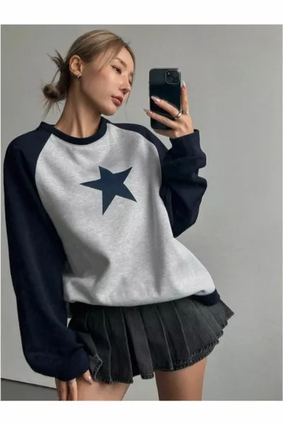 سويت شيرت نسائي رمادي بأكمام ريجلان كحلي كبير الحجم مطبوع عليه نجوم