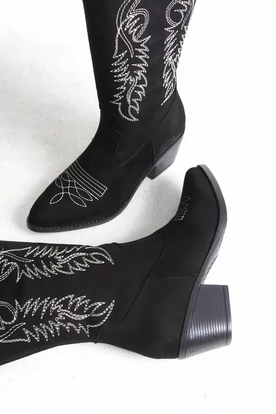 Дамски черни велурени бродирани каубойски ботуши с цип