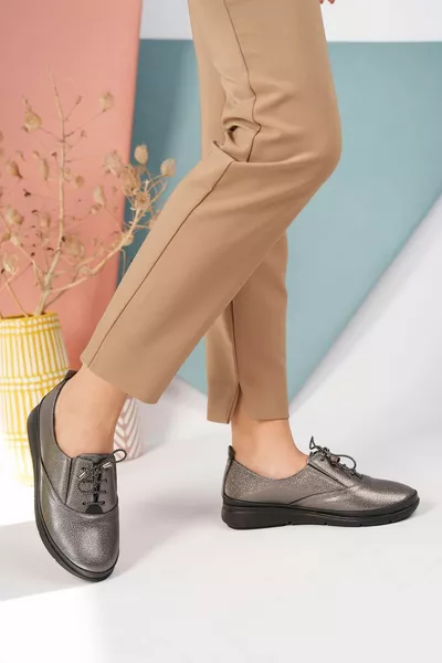 Ортопедическая женская обувь на шнуровке из платины