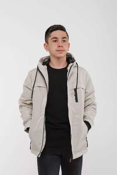 Cappotto stagionale con cappuccio e tasche foderate all'interno