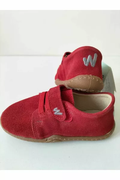 الخطوة الأولى التي تدعم المشي الطبيعي هي أحذية الأطفال