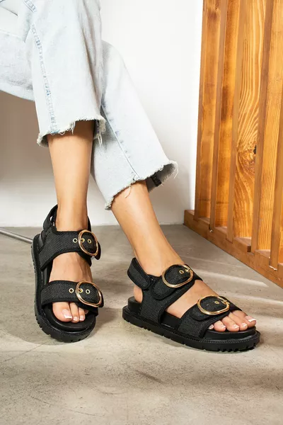 ميا صندل نسائي من الكتان الطبيعي باللون الأسود مع مشبك مطلي بالذهب