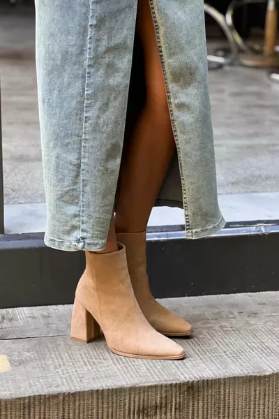 خوانيتا عارية من جلد الغزال سستة تفاصيل المرأة الأحذية ذات الكعب العالي