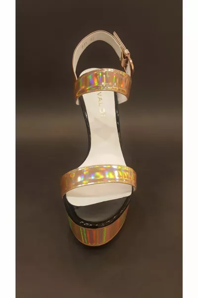 أحذية نسائية معدنية