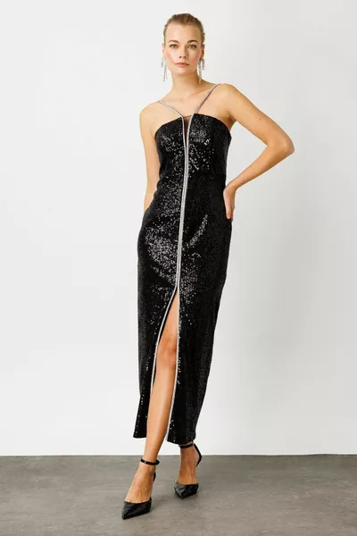 Abito con paillettes e spallina in corda di pietra