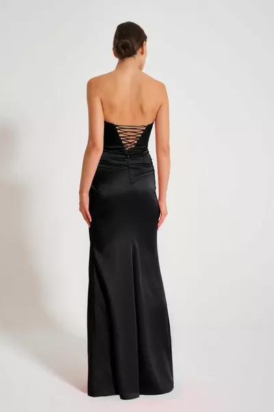 Черное драпированное платье без бретелек