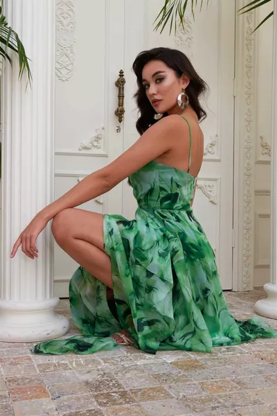 فستان سهرة طويل مشرب باللون الأخضر مع الأشرطة