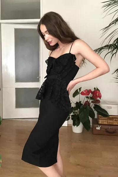 Черна дантелена детайлна рокля