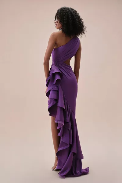 Robe longue en satin violet avec fente d’une épaule