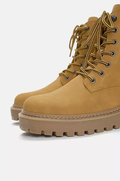 Сапоги на плоской подошве на шнуровке
