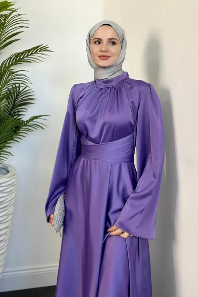 Violettes Satinkleid mit spanischen Ärmeln und Taillenkrawatte Lila