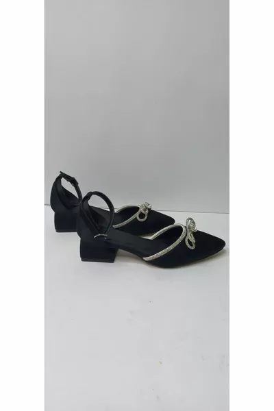 أحذية السهرة مع القوس