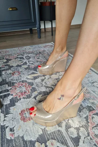   المرأة مبطن الكعب فساتين السهرة