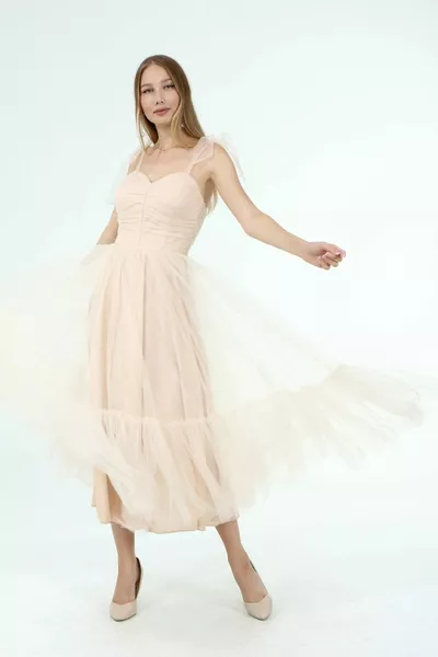 Robe de soirée en tulle nouée aux épaules