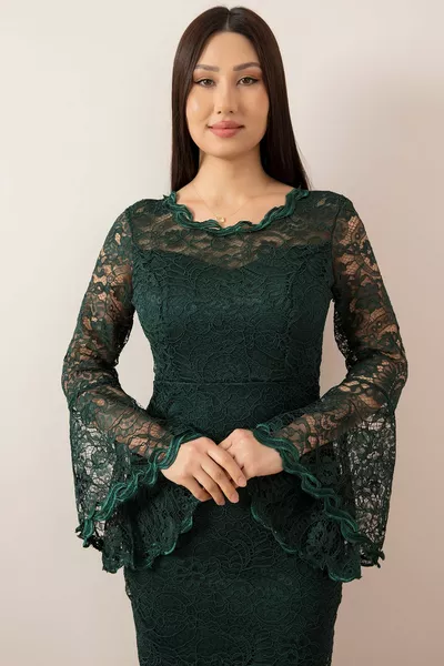 Короткое кружевное вечернее платье с рукавами и воланами 