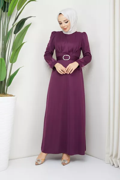 Рокля с пискюли на ръкава