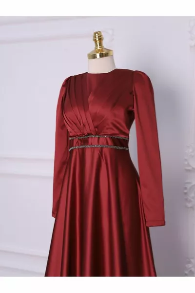 Perlenbesetzte Satin-Abendkleider mit drapierter Vorderseite und perlenbesetzter Taille