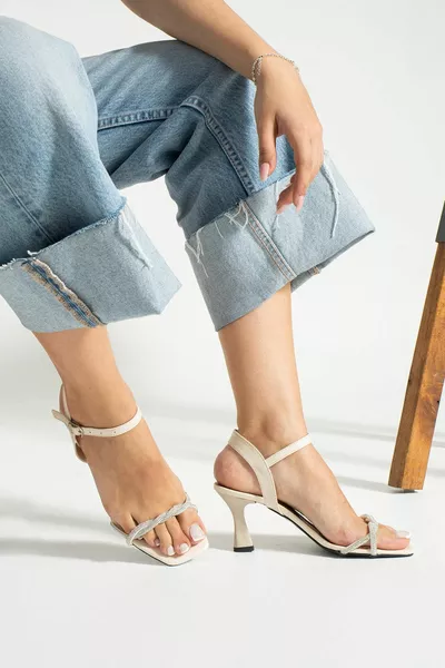 Дамски вечерни обувки с тъп пръст и усукан камък с детайли на ток