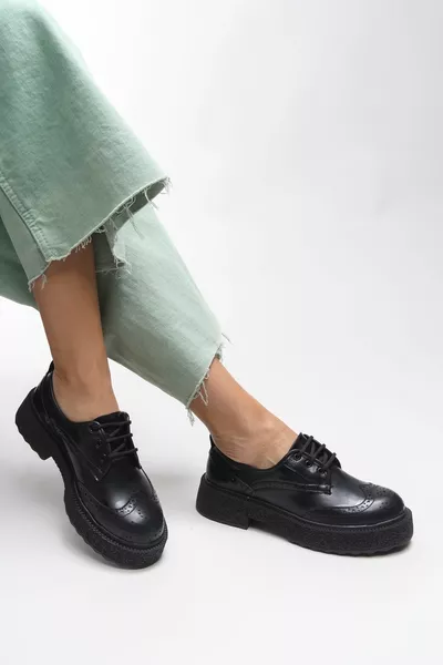 Damen Schnür-Loafer Mattschwarzes Lackleder