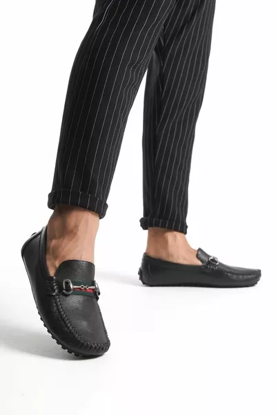 Chaussures mocassins décoratives en métal à boucle décorative en cuir véritable pour hommes à semelle dentelée détaillée