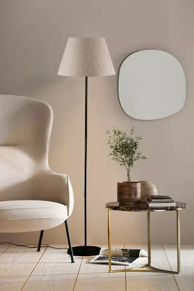 Еднокрак стояща лампа черен метал с бежов абажур