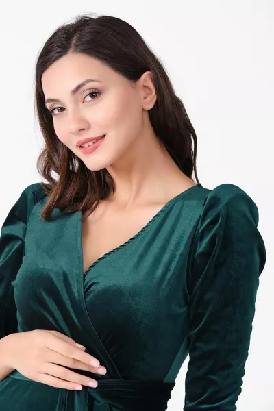 فتحة رقبة مزدوجة الصدر بحزام ميدي أخضر زمردي مخملي بالإضافة إلى فستان