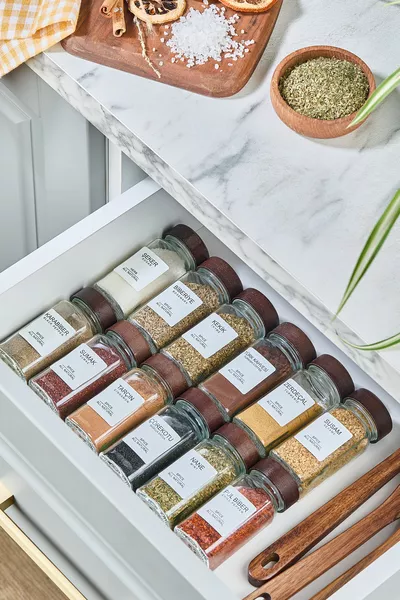 Комплект квадратни стъклени подправочници с капак Акация / Брой етикет за подарък / Комплект подправочници