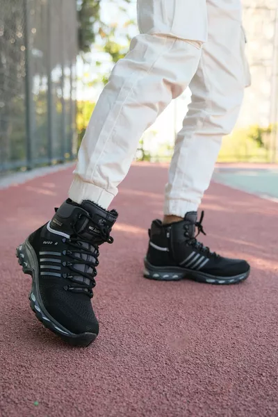 Черные серебристые мужские ботинки и ботинки 