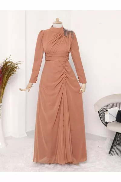 Robe de soirée drapée en mousseline de soie à pompons à épaules