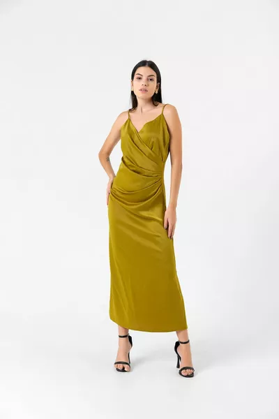 Dikke groene bandje lange satijnen jurk