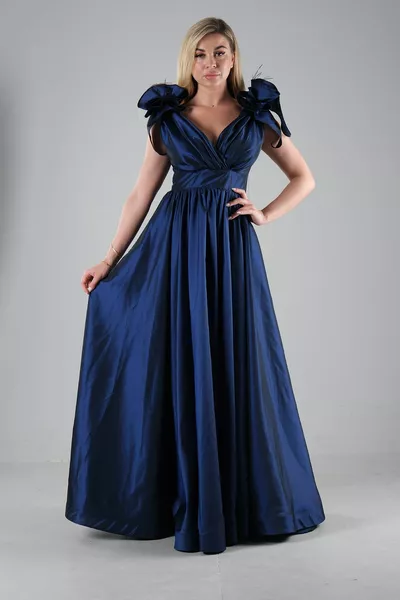 V-hals satijnen avondjurk marineblauw met bloemendetail op de schouders 