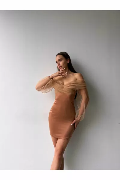 Schulterfreies kurzes Satinkleid mit Tüllärmeln