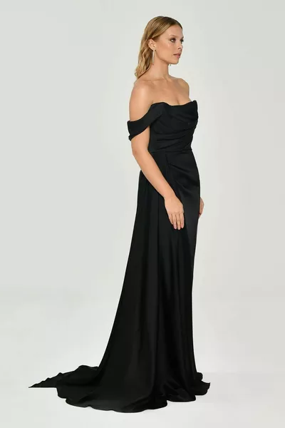 فستان سهرة طويل من الساتان مع فتحة جانبية