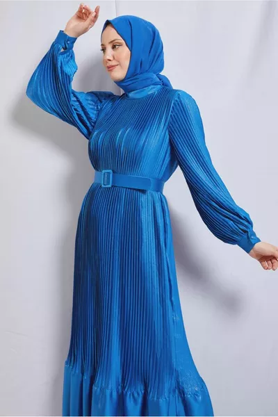 MARINEBLAUES (INDIGO) PLISSIERTES ABENDKLEID MIT GÜRTEL FÜR DAMEN T 