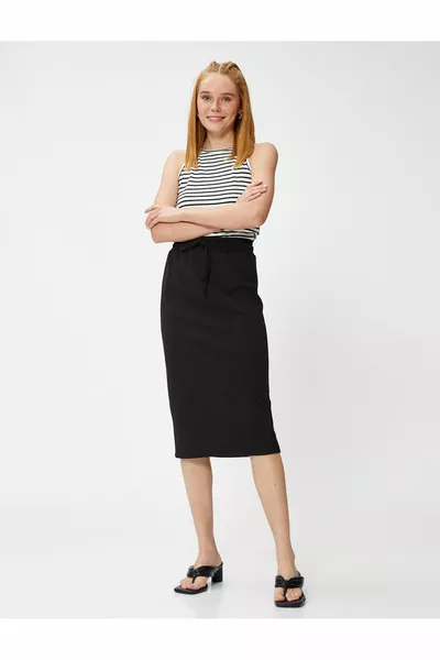 Midi Skirt Tied at the Waist