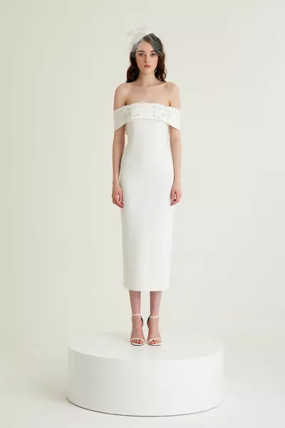 Robe midi de fiançailles en crêpe à épaules dénudées avec détail brodé à la main