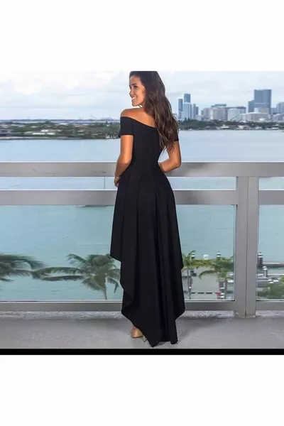 Abito a coda dal taglio asimmetrico