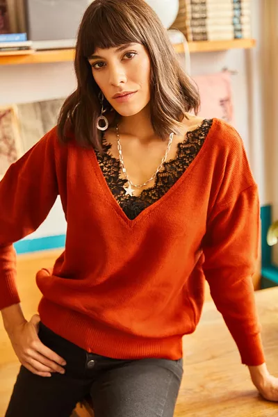 Дамски трикотажен пуловер с дантела и яка с керемидени плочи 