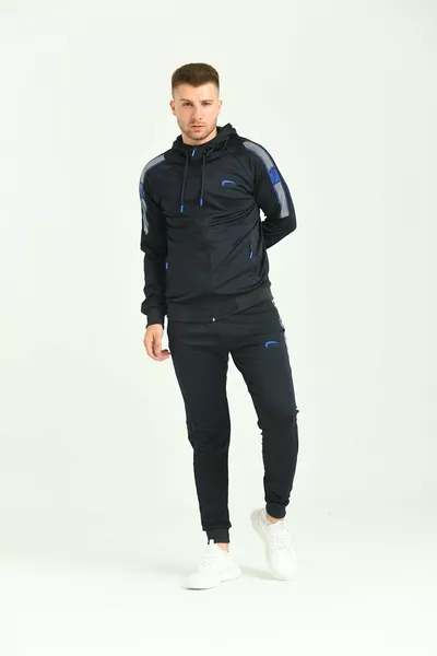 بدلة رياضية رجالية من نسيج الدانتيل الأزرق الداكن مع تطريز على الذراع