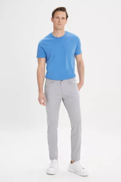 بنطال رجالي رمادي مطاطي ضيق بقصة نحيفة مع نمط قطري يمتد  درجة