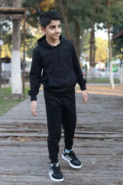 طقم رياضي للأطفال من اللون الواحد للولاد مع قبعة وجيوب كنكرو، وحزام وساقين مطاطيين