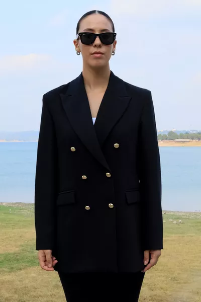 سترة بليزر سوداء بأزرار ذهبية مقاس كبير