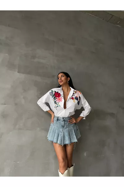 Дамска риза с бяла флорална бродерия