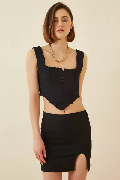 تنورة نسائية سوداء قصيرة بشق