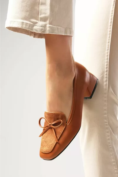 تيلدا تان اللون حادة اصبع القدم أحذية نسائية قصيرة الكعب