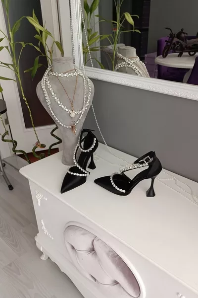 Черен сатен Три реда камъни см Токчета за шампанско Вечерна рокля с колан до глезена Дамски обувки на стилет