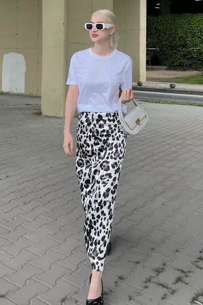 تنورة ساتان بطبعة جلد الفهد الأبيض متوسطة الطول 