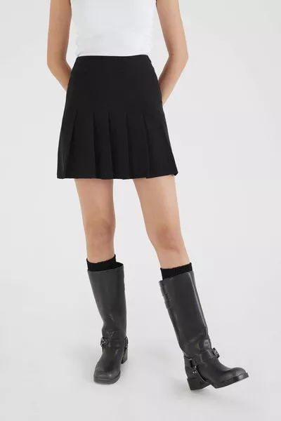 تنورة صغيرة مطوية سميكة 