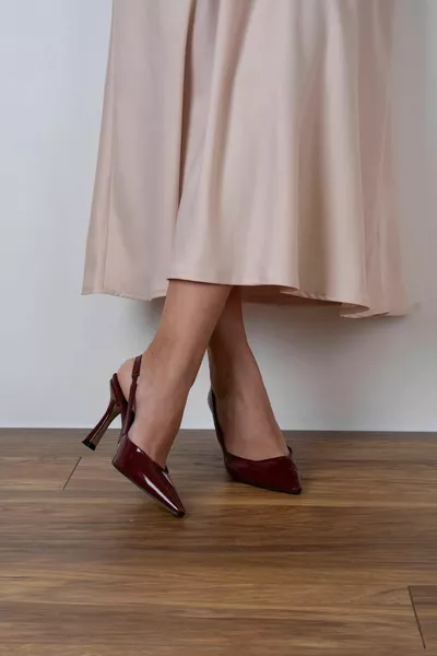 كعب مع الكاحل الخلفي التفاصيل بورجوندي جلد لامع