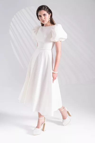 Ausgestelltes weißes Midikleid mit Ballonärmeln